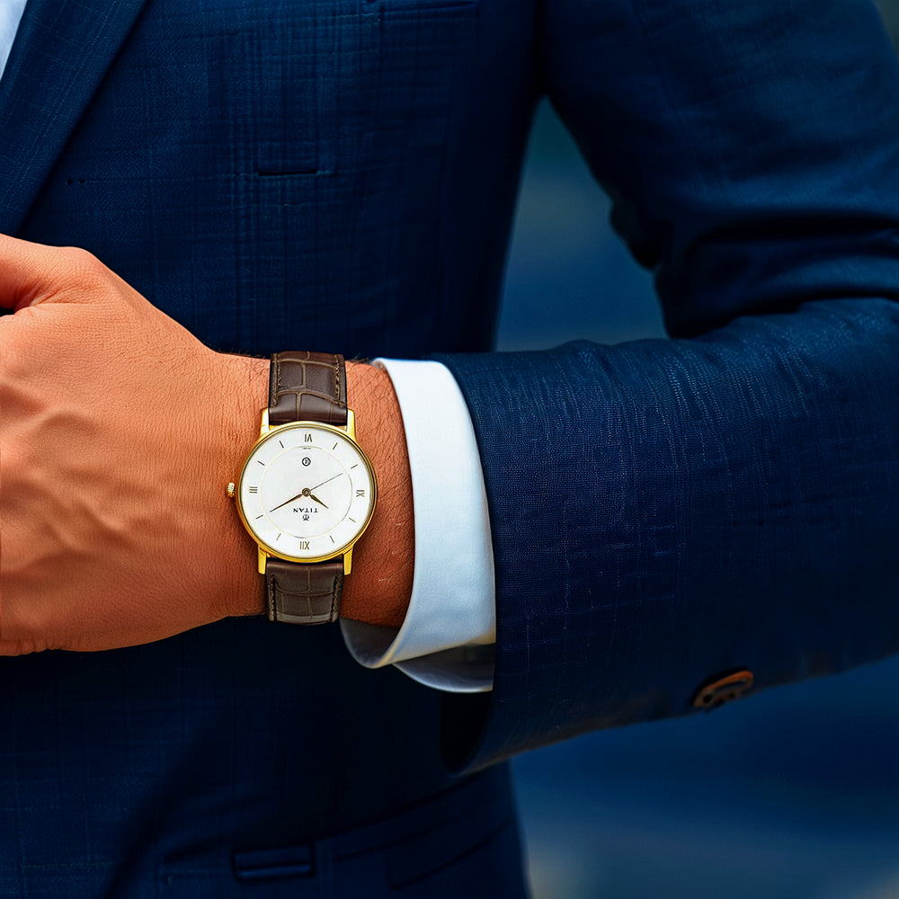 Jam Tangan Lelaki Tali Kulit Dail Putih Analog Kuarza Titan dengan Tarikh