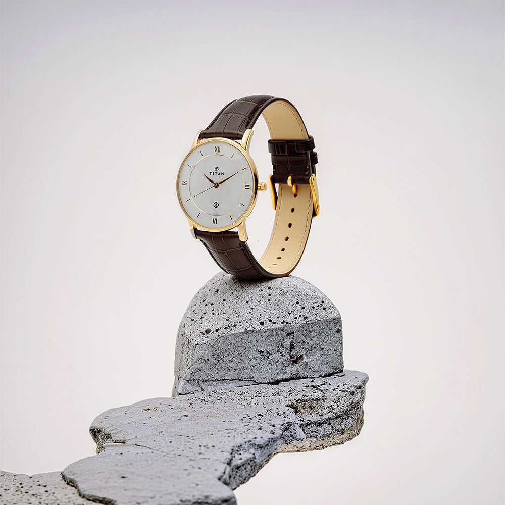 Jam Tangan Lelaki Tali Kulit Dail Putih Analog Kuarza Titan dengan Tarikh