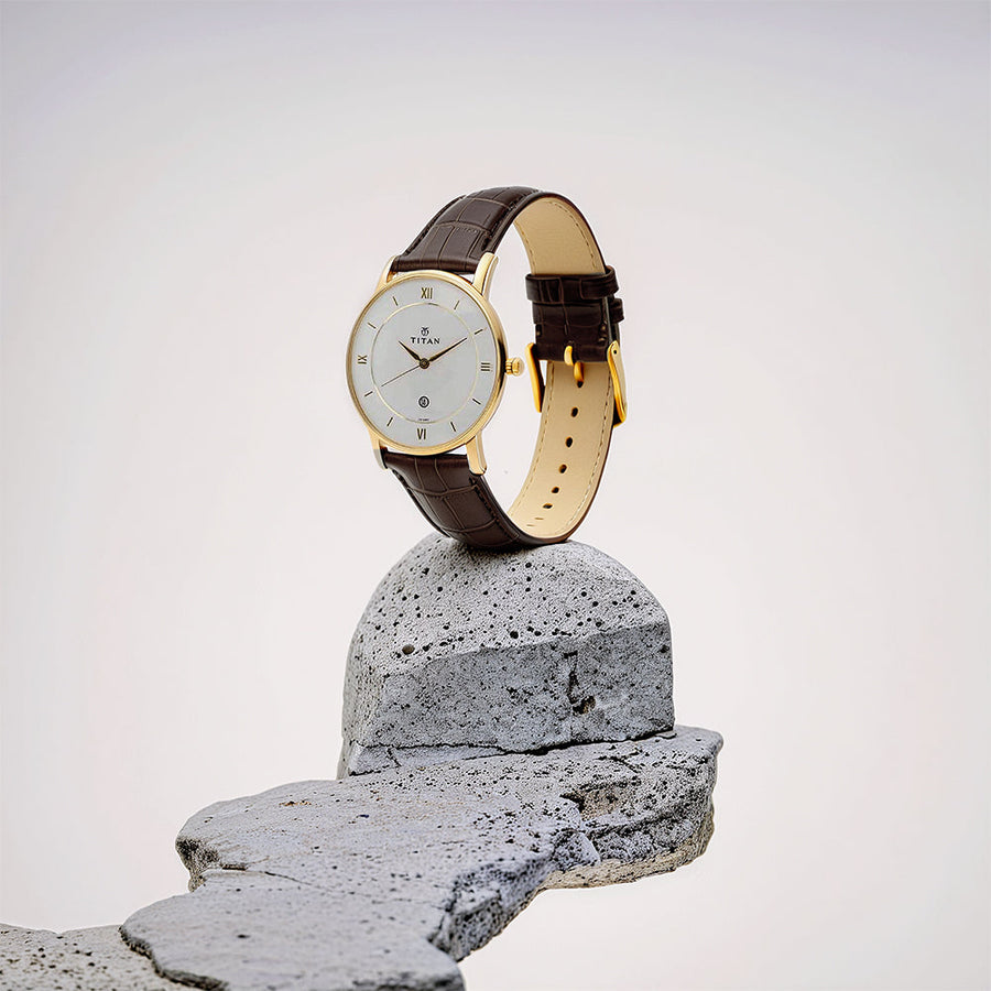 Jam Tangan Lelaki Tali Kulit Dail Putih Analog Kuarza Titan dengan Tarikh